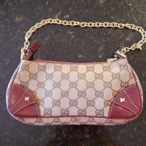 Gucci maroon pochette, gold chain w duster bag.